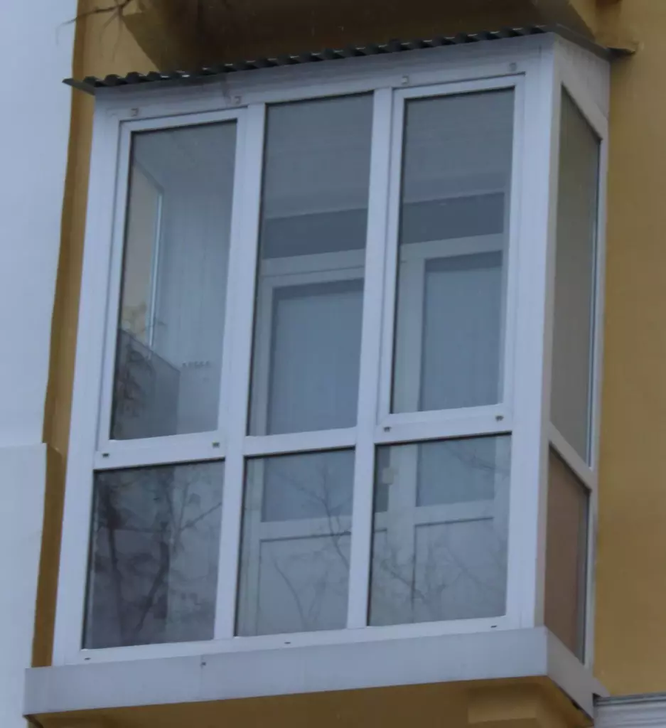 Балкон «под срез» с крышей крайнего этажа, распашной системой — фото работы